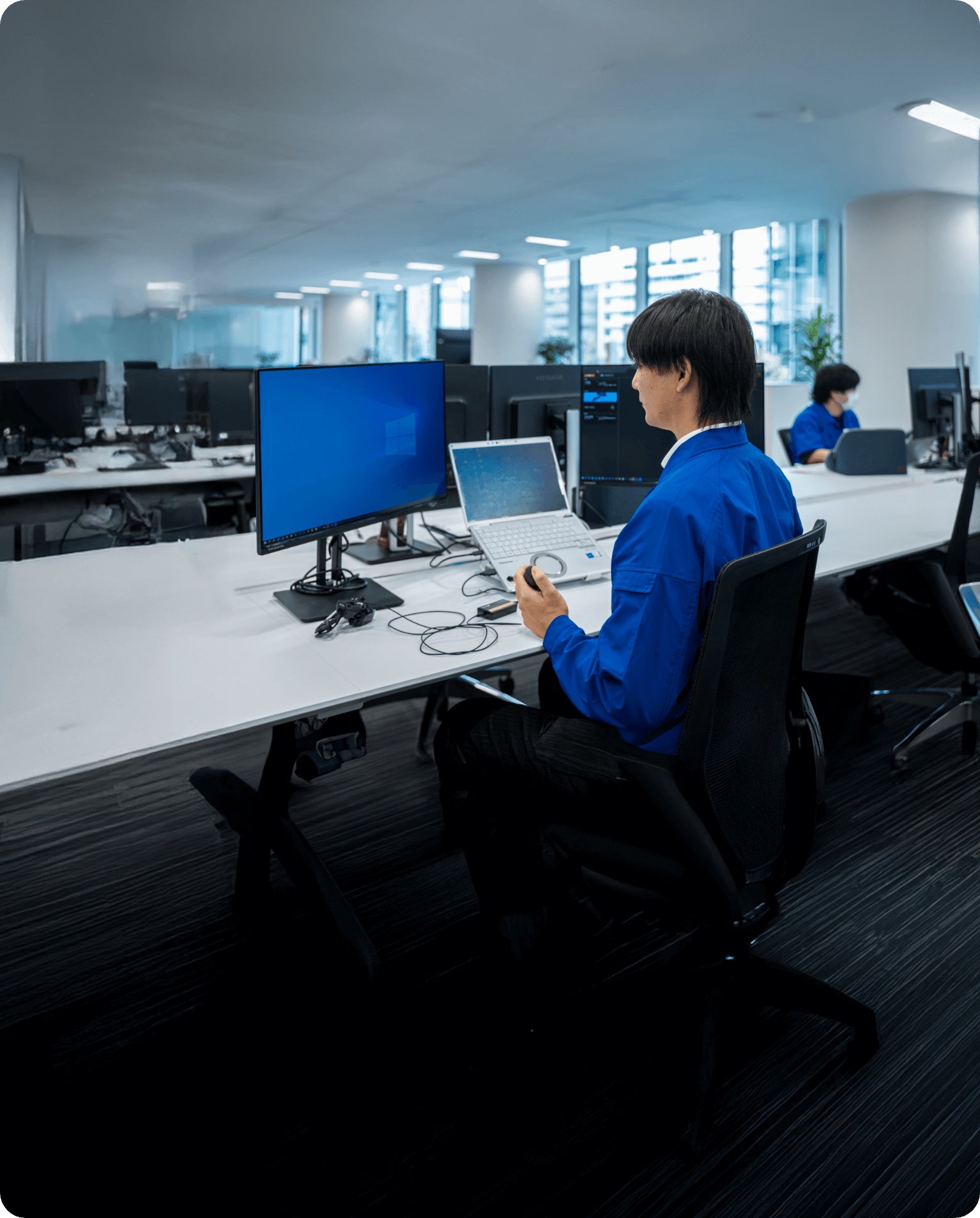 多様なバックグラウンドを持つ同僚たち