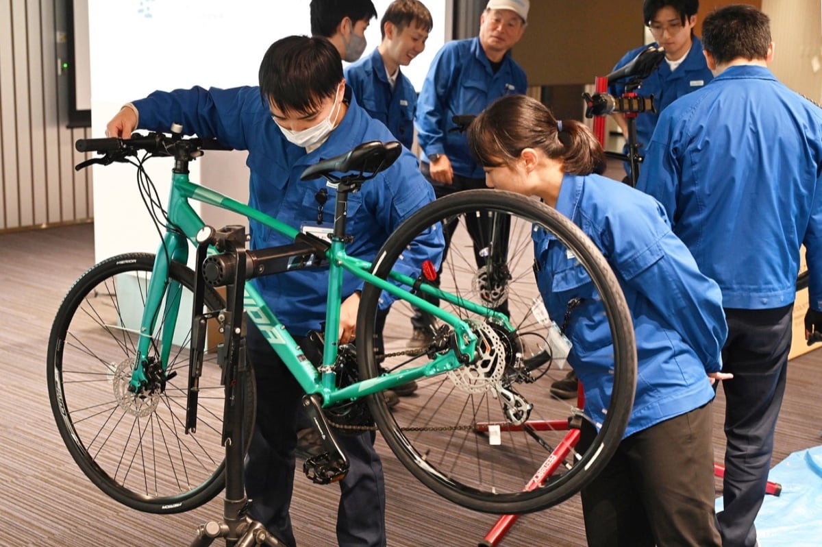 講座で自転車の組立を体験する社員
