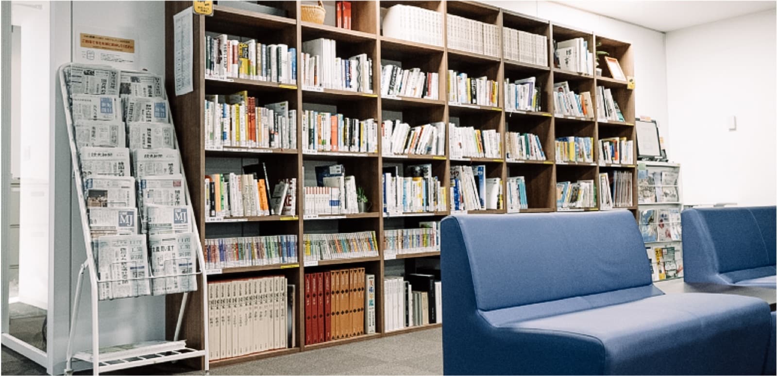 社内図書館の書架