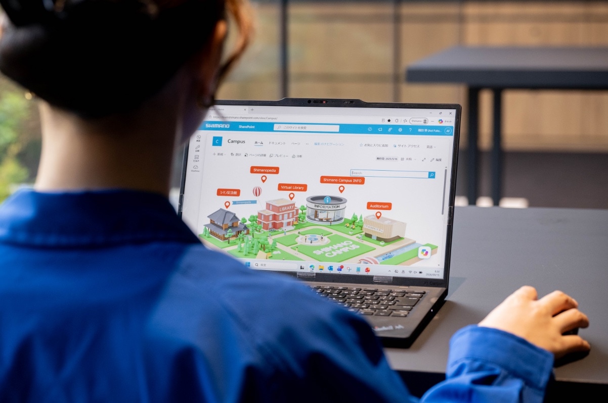 ノートパソコンでバーチャルShimano Campusを閲覧する社員